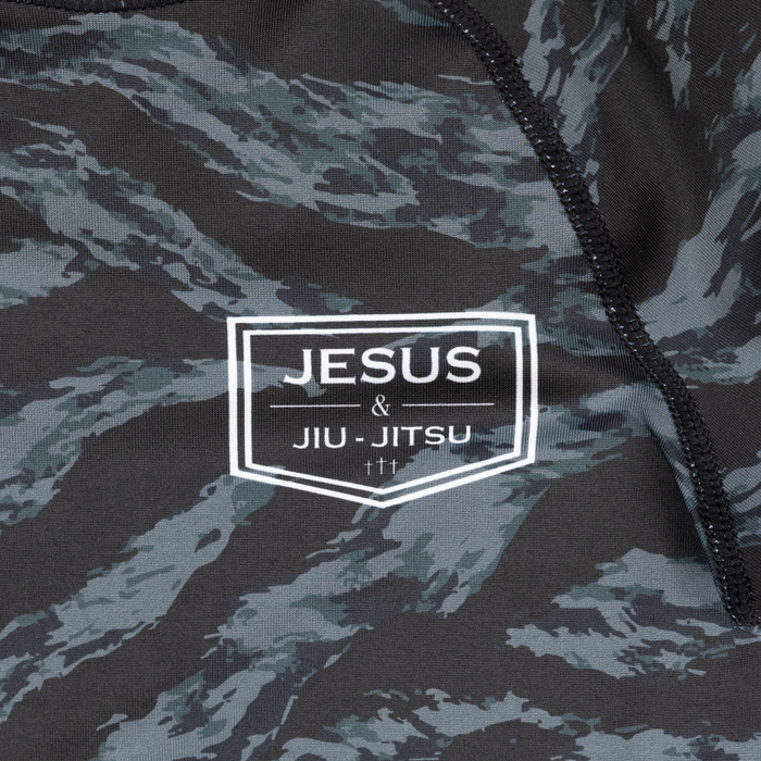 closeup of JJJ logo on youth camo rashguard